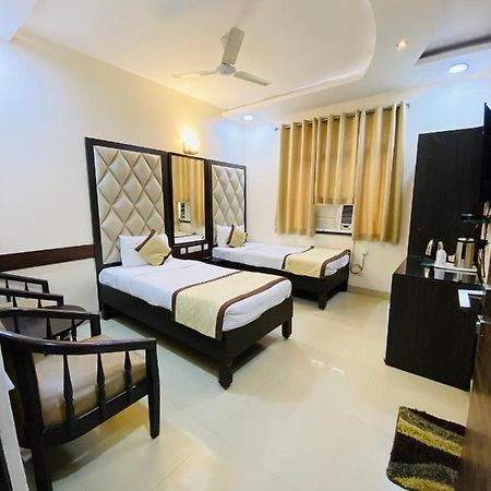 Hotel Pradeep Palace Gorakhpur Buitenkant foto