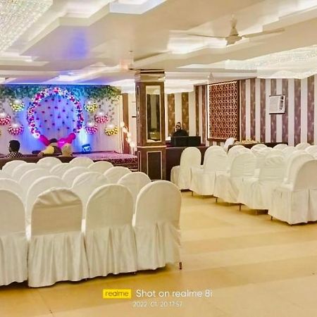 Hotel Pradeep Palace Gorakhpur Buitenkant foto