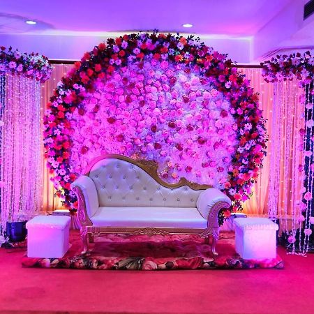 Hotel Pradeep Palace Gorakhpur Buitenkant foto