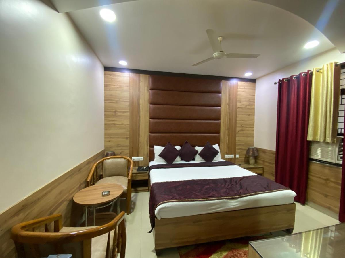 Hotel Pradeep Palace Gorakhpur Buitenkant foto