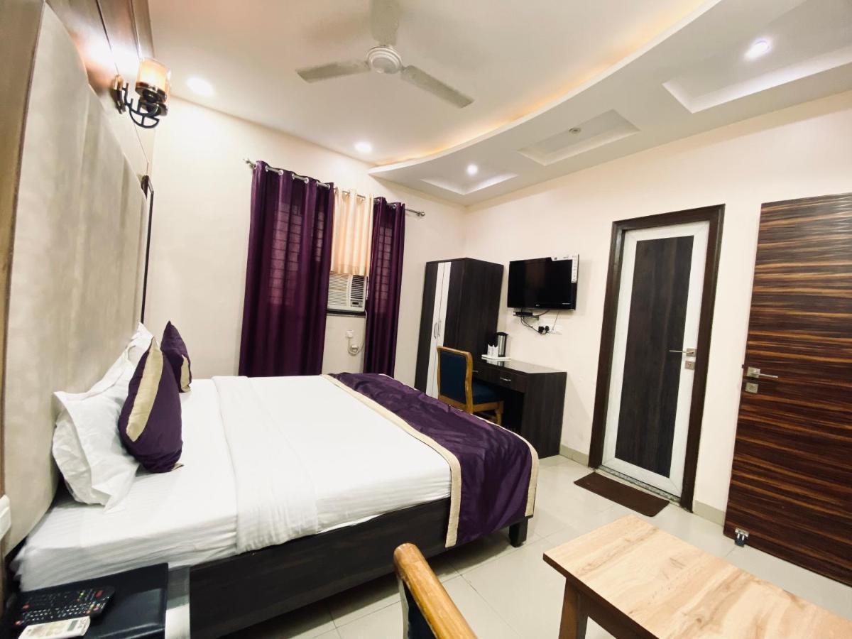 Hotel Pradeep Palace Gorakhpur Buitenkant foto