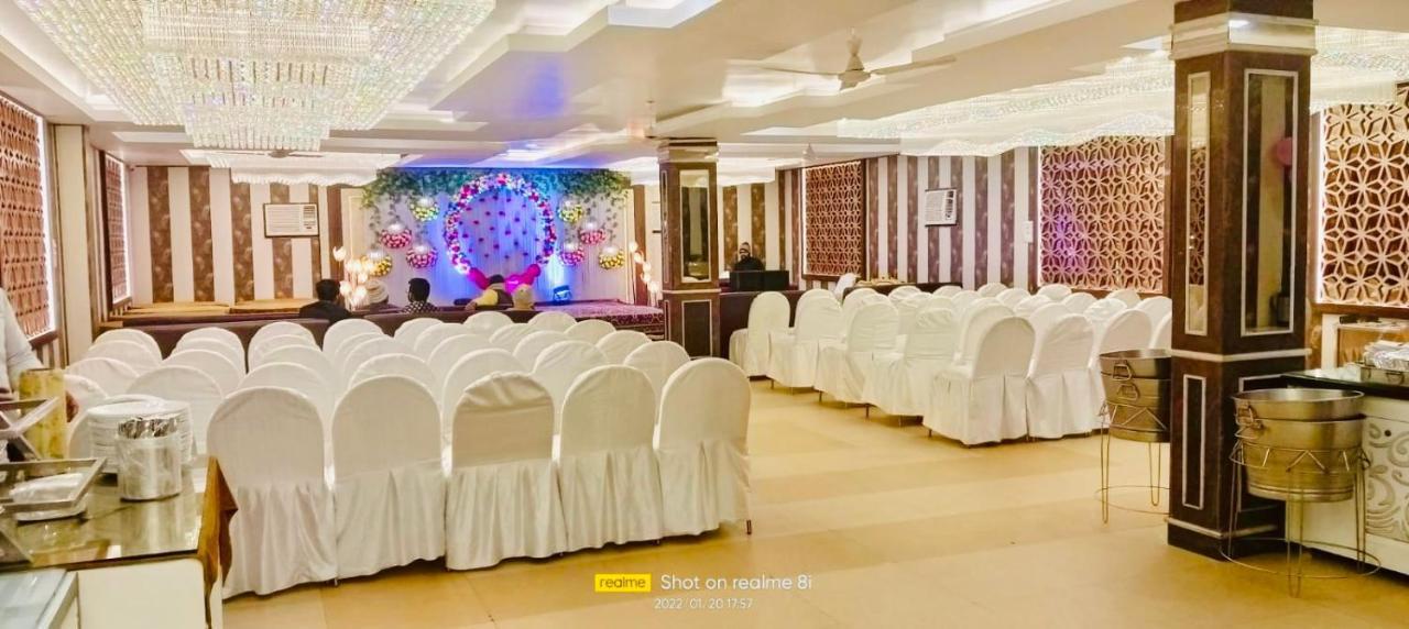Hotel Pradeep Palace Gorakhpur Buitenkant foto