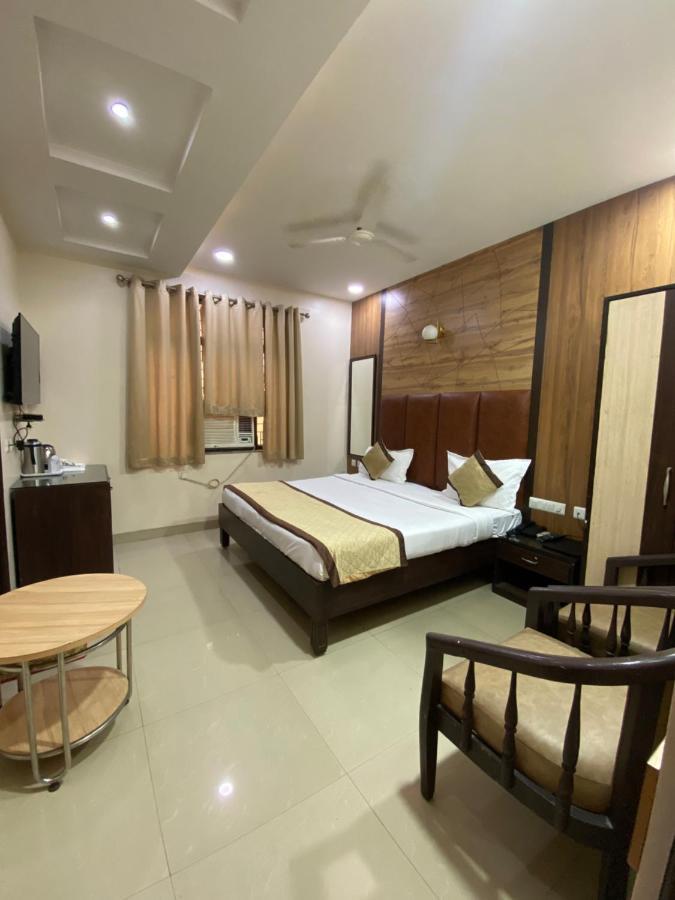 Hotel Pradeep Palace Gorakhpur Buitenkant foto