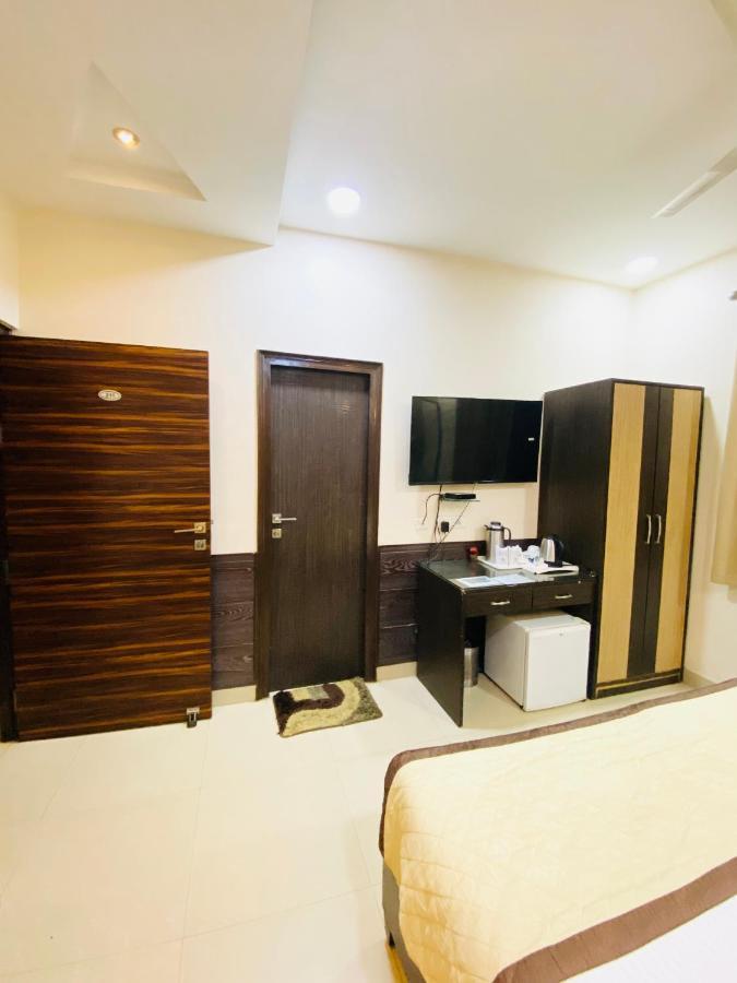 Hotel Pradeep Palace Gorakhpur Buitenkant foto