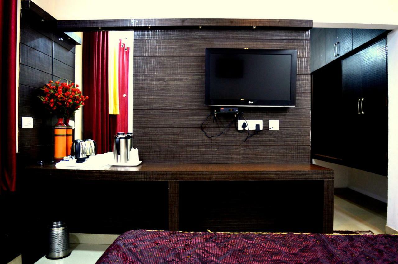 Hotel Pradeep Palace Gorakhpur Buitenkant foto