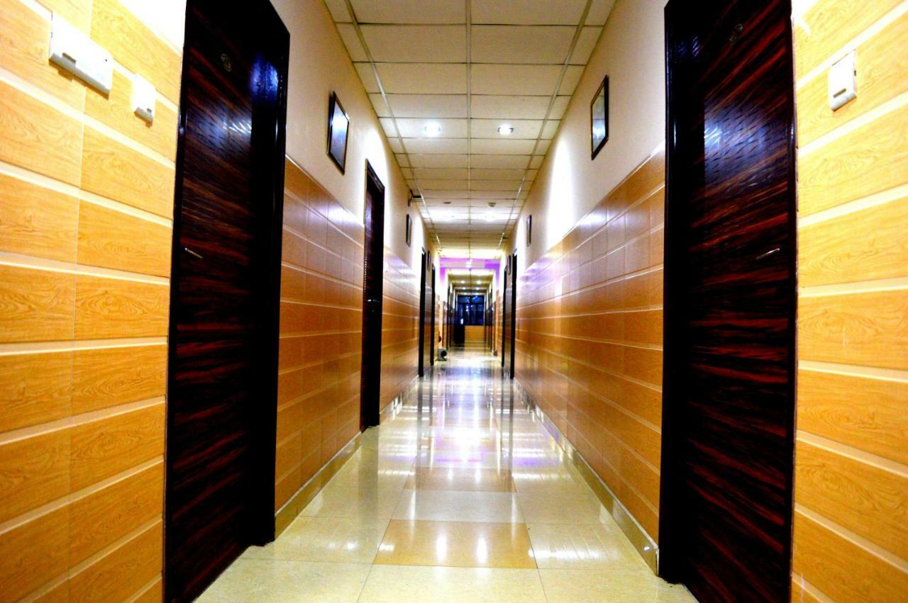 Hotel Pradeep Palace Gorakhpur Buitenkant foto